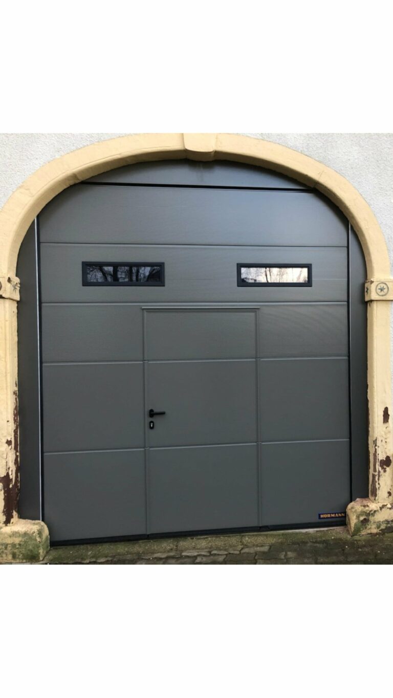 Porte sectionnelle de grange avec portillon