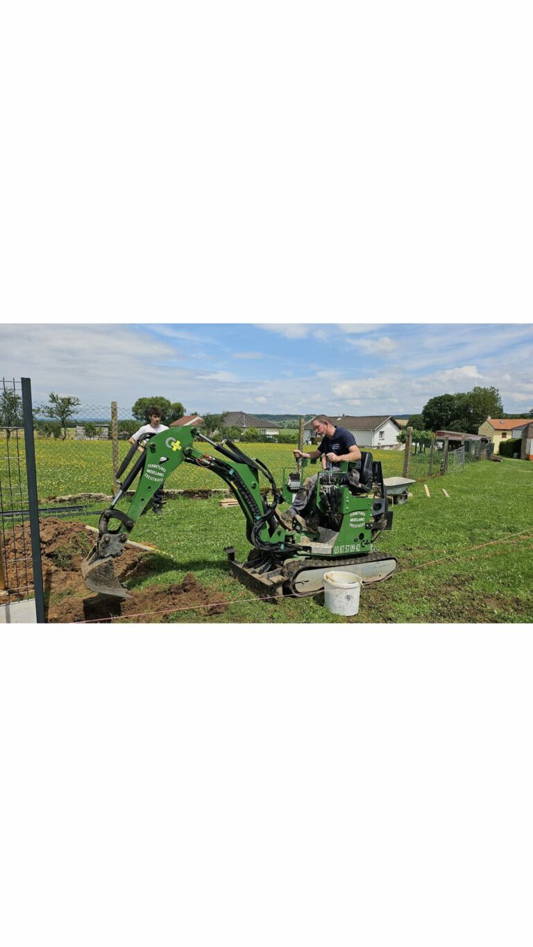 Notre micropelle et son chauffeur qui passe-partout !