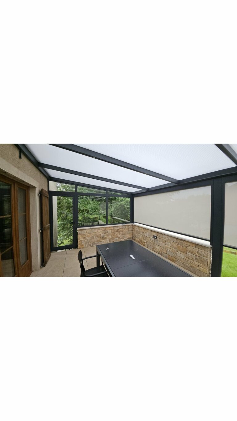Pergola avec stores et paroi vitrée aluminium