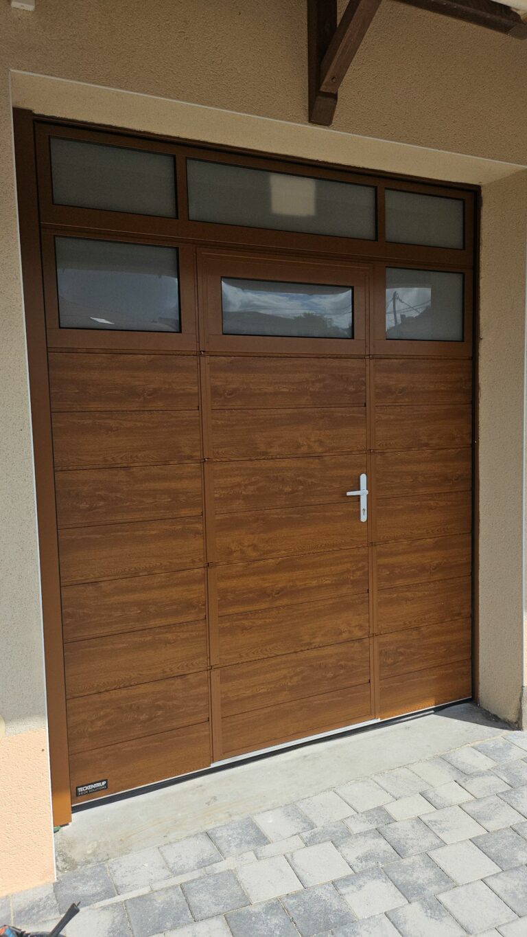 Porte sectionnelle grande hauteur avec portillon à Waldweistroff